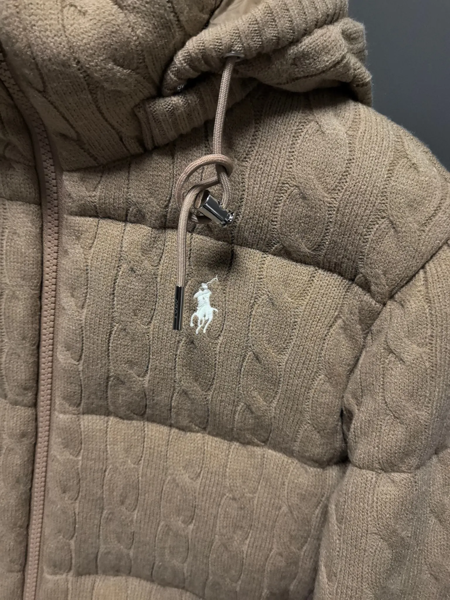 P980 Women's model The warmth of winter is within reach. 🧵 Combining classic cable knitting with warm down, Polo Ralph Lauren’s texture choice. ·: Warm winter colors, the answer to classic and style. ❄️ · Needless to say, the texture speaks for itself. Polo Ralph Lauren cable down jacket defines winter style. Color Black Khaki Size s m L xL